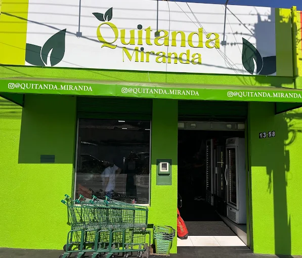 Fachada da Quitanda Miranda em Bauru, com letreiro da loja e entrada do estabelecimento